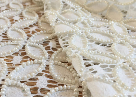 Dentelle rebrodée